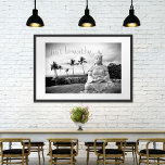 Hawaii Buddha Schwarz-weißes Foto nur atmen Poster<br><div class="desc">"Atme einfach!" Jedes Mal, wenn ich die Große Insel besuche, muss ich diesen Buddha besuchen. Etwas an der Pracht des Ozeans, dem friedlichen Gesicht und der Einsamkeit seiner Lage lässt mich ruhig, ruhig und glücklich fühlen. Dieses schöne Schwarz-Weiß-Fotografie-Druck wird das Rampenlicht jedes Zimmers sein. Sie können diese Wandkunst ganz einfach...</div>
