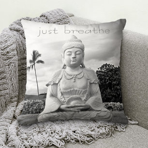 Hawaii Buddha Schwarz-weißes Foto nur atmen Zitat Kissen
