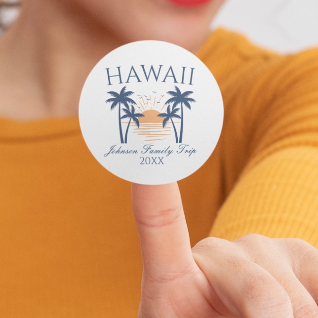 Hawaii Familienurlaub Runder Aufkleber (Woman holding a Hawaii family trip sticker with a sunset and palm tree design.)