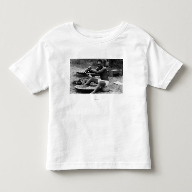 Hawaii - Man Pounding Taro macht Poi Kleinkind T-shirt (Vorderseite)