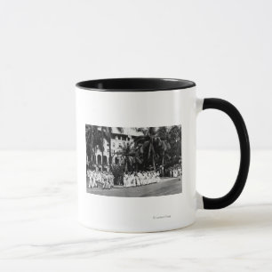Hawaii - Marine-Jungen warteten Bus außerhalb YMC Tasse