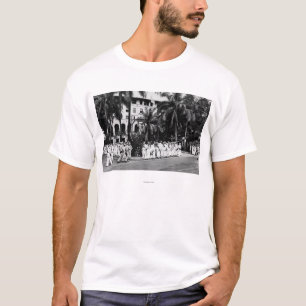 Hawaii - Marine-Jungen warteten Bus außerhalb YMCA T-Shirt