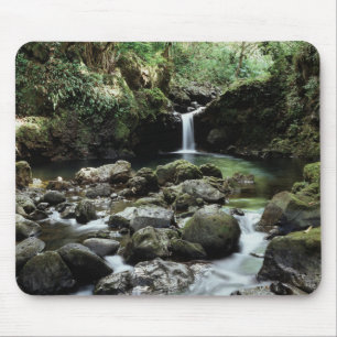 Hawaii, Maui, Ein Wasserfall fließt in den blauen Mousepad