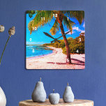 Hawaii Palm Tree Tropical Beach Vintag Look Foto Quadratische Wanduhr<br><div class="desc">Zurück in die Erinnerungen von faulen, tropischen Tagen am Strand, wenn Sie den Blick auf dieses Hawaii Ferien Retro, Vintages Aussehen, Not leidende Wanduhr einer einsamen Palme auf einem sandigen, halbmondfarbenen Strand mit klarem türkisblauen Himmel und Wasser. Ihre Wahl einer rund oder quadratisch gedrehten Uhr. Macht ein großartiges Geschenk für...</div>