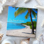 Hawaii Palm Tree Tropical Foto on Beach Time Fliese<br><div class="desc">"Zur Strandzeit." Entspannen Sie sich an Erinnerungen von faulen, tropischen Tagen am Strand, wenn Sie diese inspirierende Hawaii Ferien Keramik Kachel einer einsamen Palme auf einem sandigen, halbmondförmigen Strand, mit türkisblauem Himmel und Wasser. 2 Größen zur Auswahl: 4, 25" Quadrat oder 6" Quadrat. Macht ein großartiges Geschenk für die Hauswärmung!...</div>