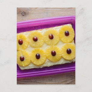 Hawaii-Scheiben mit Ananas auf rustikalem Holz Postkarte