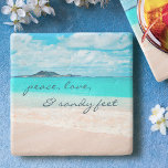 Hawaii Tropical Beach Peace Liebe Sandy Feet Scrip Steinuntersetzer<br><div class="desc">"Ruhe, Liebe und Sandfüße." Entspannen Sie sich bei Ihrem Lieblingsgetränk auf diesem atemberaubenden, pastellfarbenen Untersetzer aus Foto, während Sie sich an den frischen Salzgeruch der Meeresluft erinnern. Entdecken Sie die Einsamkeit eines leeren hawaiianischen Strandes. Macht ein großartiges Geschenk für die Hauswärmung! Sie können leicht personalisieren diesen Stein Untersetzer plus ich...</div>