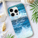 Hawaii türkisblaue Ozeanwellen mädchenhaft Konfett iPhone 16 Pro Hülle<br><div class="desc">Erleben Sie die dramatische türkisfarbene Surfanlage des Hawaiianischen Pazifiks. Erinnern Sie sich an den frischen Salzgeruch der Meeresluft, wenn Sie diese atemberaubende, lebendige Fotografie individuelle Name Handy Gehäuse verwenden. Dieses Ozean Foto ist mit winzigen, funkelnd, glam türkisblauen und goldfarbenen Konfetti Punkten übersät. Macht ein nachdenkliches, maßgeschneidertes Geschenk für einen Freund...</div>