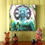 Hawaii Türkise Blue Buddha Statue Foto Peace Leinwanddruck<br><div class="desc">"Frieden." Ich entdeckte diese asiatische Buddha-Statue in einer üppigen hawaiianischen Gartenlandschaft, die Ruhe und Einsamkeit ausstrahlt. Immer wenn ich dieses ruhige Bild ansehe, muss ich darüber nachdenken und mir vorstellen, was ich erreichen kann. Ein tolles Geschenk für jemanden, der etwas Besonderes ist! Sie können einfach diese Wandkunst personalisieren und ich...</div>