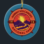 Hawaii Volcanoes Nationalpark Retro Kompass Keramik Ornament<br><div class="desc">Hawaii Vulkanus Vektorgrafik Design. Der Park liegt auf der Insel Hawaii. Im Herzen der Stadt liegen die aktiven Vulkane Kīlauea und Mauna Loa.</div>