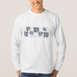 Hawaiian Holly Hanukkah Blue Floral T-Shirt<br><div class="desc">Hau’oli Hanukaha ist Hawai'ian für Happy Hanukkah! Diese Abbildung zeigt eine tropische Interpretation der Heiligen in Hanukkah Farben und subtilen Gefälle. Die Schrift wird für eine zusätzliche Überraschung mit Schnee verstaubt. Die Hauptgrafik befindet sich vorne,  während auf der Rückseite des T-Shirts eine kleine Begleithaftgrafik zu sehen ist.</div>