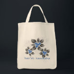 Hawaiian Holly Hanukkah Blue Floral Tragetasche<br><div class="desc">Hau’oli Hanukaha ist Hawai'ian für Happy Hanukkah! Diese Abbildung zeigt eine tropische Interpretation der Heiligen in Hanukkah Farben und subtilen Gefälle. Die Schrift wird für eine zusätzliche Überraschung mit Schnee verstaubt. Für diesen besonderen Koch in Ihrem Leben wird diese originale Abbildung hier auf der Baumwollgrocery-Tasche gezeigt.</div>