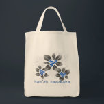 Hawaiian Holly Hanukkah Blue Floral Tragetasche<br><div class="desc">Hau’oli Hanukaha ist Hawai'ian für Happy Hanukkah! Diese Abbildung zeigt eine tropische Interpretation der Heiligen in Hanukkah Farben und subtilen Gefälle. Die Schrift wird für eine zusätzliche Überraschung mit Schnee verstaubt. Für diesen besonderen Koch in Ihrem Leben wird diese originale Abbildung hier auf der Baumwollgrocery-Tasche gezeigt.</div>