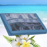 Hawaiian Honu Tapa Wallet Trifold Geldbörse<br><div class="desc">Die Schönheit und der Reiz der hawaiianischen Inseln kennt keine Grenzen. Es ist ein Ort und Kultur, geliebt von Millionen von Menschen auf der ganzen Welt. Füllen Sie Ihre Zuhause mit Aloha! In meinem Shop finden Sie verschiedene hawaiianische Designs wie zeitgenössisches Hawaiianisches Quilt, traditionelle Tapa, Aloha-Shirt-Prints und hübsche hawaiianische Blumendrucke....</div>