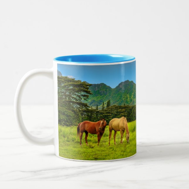 Hawaiianische Pferde, Hokulei Peak, Kauai, Hawaii Zweifarbige Tasse (Links)
