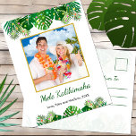 Hawaiisches Mele Kalikimaka Weihnachtslicht-Foto Feiertagspostkarte<br><div class="desc">Dieser Spaß, moderne üppige tropische Strandlaub der Feiertagspostkarten-Ausrüstungsbeschreibungen auf der Front, einschließlich die Palmenwedel und monstera Philodendron-Blätter, verziert mit glühenden mehrfarbigen Lichtern, an der Spitze und an der Unterseite. In der Mitte ist ein kundengerechtes Gold-umrandetes quadratisches Foto, das Sie durch Ihre Selbst ersetzen können. Unter dem Foto sind zwei kundengerechte...</div>