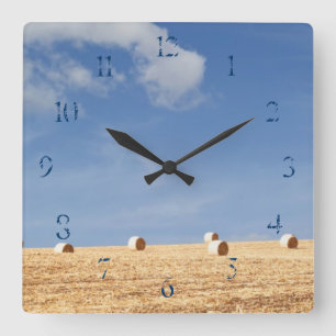 Hay Bales on Field Quadratische Wanduhr