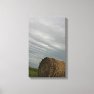 Haystack mit Sturmwolken über dem Foto Leinwanddruck