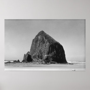 Haystack Rock am Strand von Cannon, Oregon Fotogra Poster