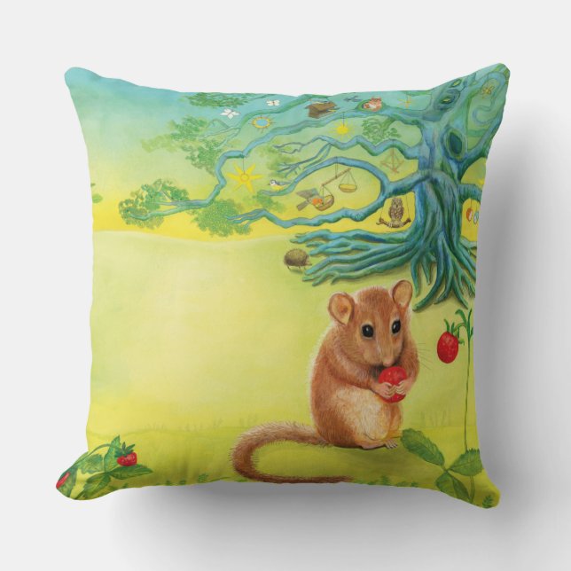 Hazel Dormouse Eating Wild Strawberry Kissen (Vorderseite)