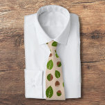 Hazelnusmuster Krawatte<br><div class="desc">Die Krawatte eines Mannes mit einem Haselnussmuster und seinen grünen Blätter auf hellbraunem Hintergrund. Ein schönes Geschenk für einen Nussfreund,  ein veganes,  etc.</div>
