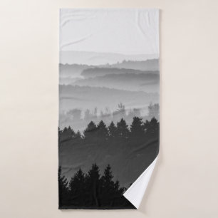 Hazy Forest Hills Schwarz-Weiß Landschaft Foto Badehandtuch