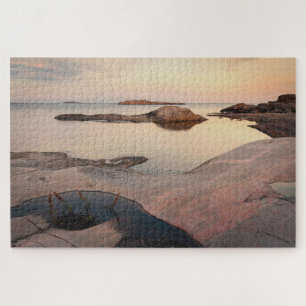 Hazy Nordic Sunset im finnischen Archipel