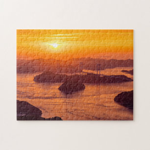 Hazy Sonnenuntergang auf der Kurushima Kaikyo Brid
