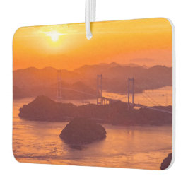 Hazy Sonnenuntergang auf der Kurushima Kaikyo Brid Autolufterfrischer