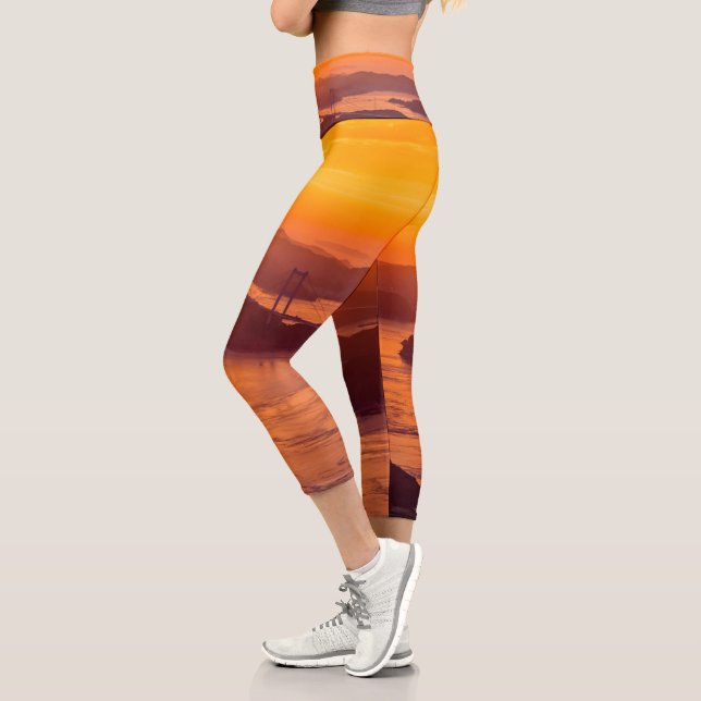 Hazy Sonnenuntergang auf der Kurushima Kaikyo Brid Capri Leggings (Links)