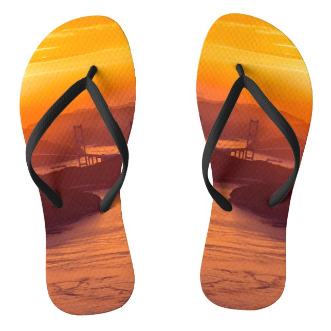 Hazy Sonnenuntergang auf der Kurushima Kaikyo Brid Flip Flops (Fußbett)