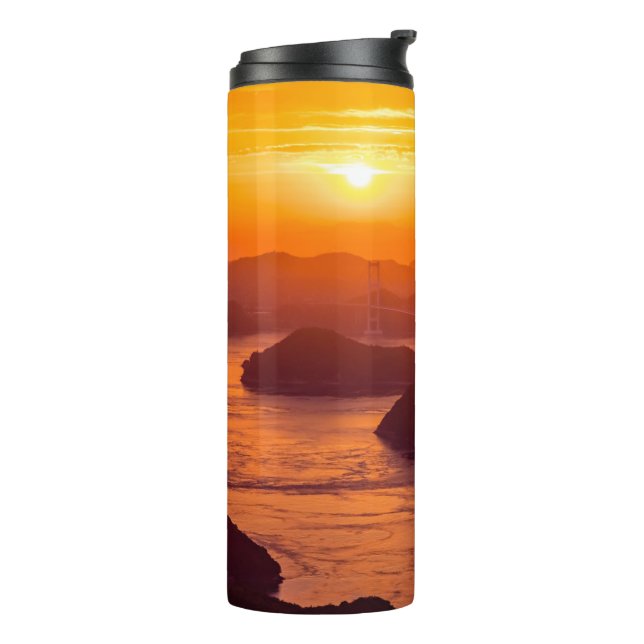 Hazy Sonnenuntergang auf der Kurushima Kaikyo Brid Thermosbecher (Nach links gedreht)