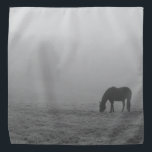 Hazzy Grazing Grayscale Halstuch<br><div class="desc">Ein Pferd frisst mitten auf einem Feld von sanften Hügeln während eines nebligen Morgens in Ozark Missouri im späten Winter etwas Gras. Suchen Sie weitere Drucke oder Produkte? Fühlen Sie sich frei, um meinen Laden zu besuchen: http://www.zazzle.com/timelessmomentsphtgy Dieses Foto wurde von Jennifer White mit Timeless Moments Fotografy aufgenommen. Alle Bilder...</div>