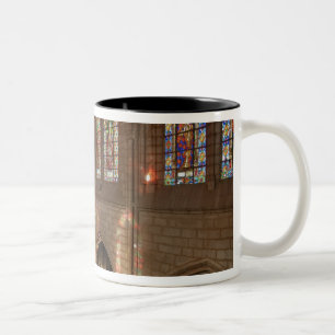 HDR-Bild des Basilika-Innenraums, Quito, Ecuador Zweifarbige Tasse