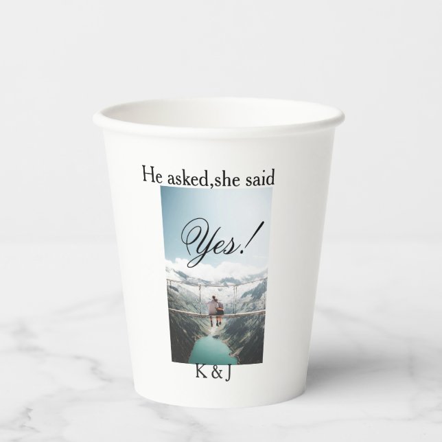 He asked she said yes engagement photo name stylis pappbecher (Vorderseite)