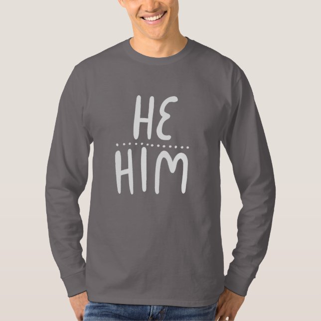 HE/HIM Pronounouns Manufacture T-shirt (Devant)