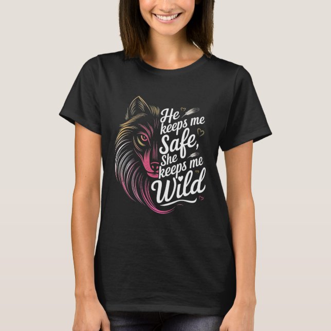 He Keeps Me Safe She Keeps Me Wolf Art Lover Coupl T-Shirt (Vorderseite)