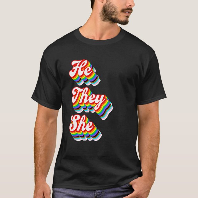 He They She Pronouns LGBTQ Pride Rainbow T-Shirt (Vorderseite)