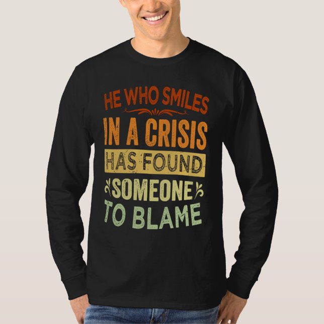 He Who Smiles In A Crisis Has Found Someone To Bla T-Shirt (Vorderseite)
