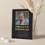 Headline 60. Geburtstagsparty-Foto Folieneinladung<br><div class="desc">Feiern Sie seinen Geburtstag mit diesen festlichen Party Einladungen,  die "dieser Typ wird 60" in Goldfolienschrift und ein beliebtes,  in Gold umrissenes Foto darstellen. Personalisieren Sie Ihre Party-Details unten.</div>