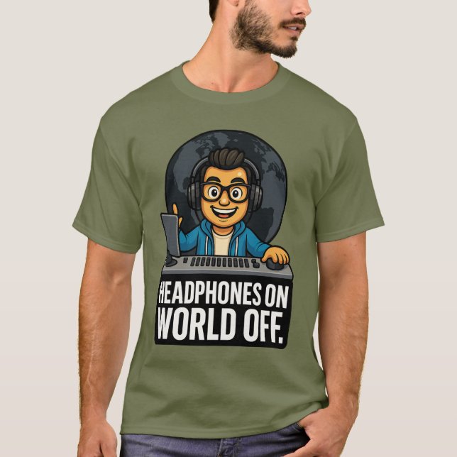 Headphones On, World Off – Music Producer T-Shirt (Devant)