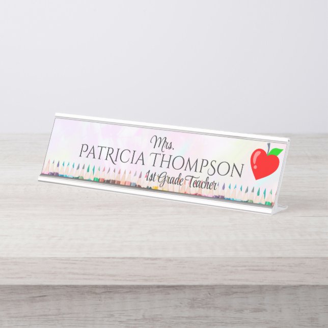 Heart Apple Crayon School Teacher Educator Schreibtischnamensplakette (Vorderseite )