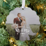 Heart Arrows First Christmas Mr. Mrs. Foto Ornament Karte<br><div class="desc">Charmante Weihnachtsschmuck für frische Weds personalisiert mit einem Foto auf beiden Seiten. Mr. & Mrs. ist in einem hübschen Pinselskript über zwei Pfeilen geschrieben,  das in einem handgezeichnet Aussehen mit dem Jahr unten auf ein Herz zeigt.</div>