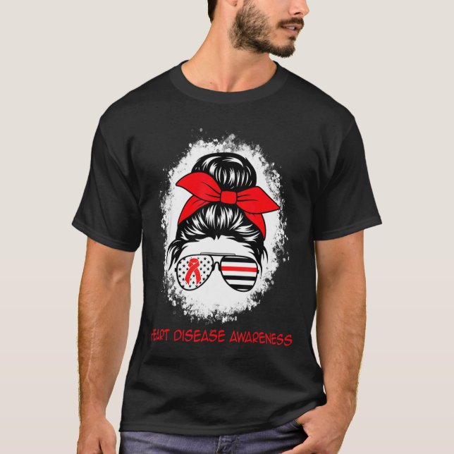 Heart Disease Awareness Red Ribbon Heart Messy Bun T-Shirt (Vorderseite)