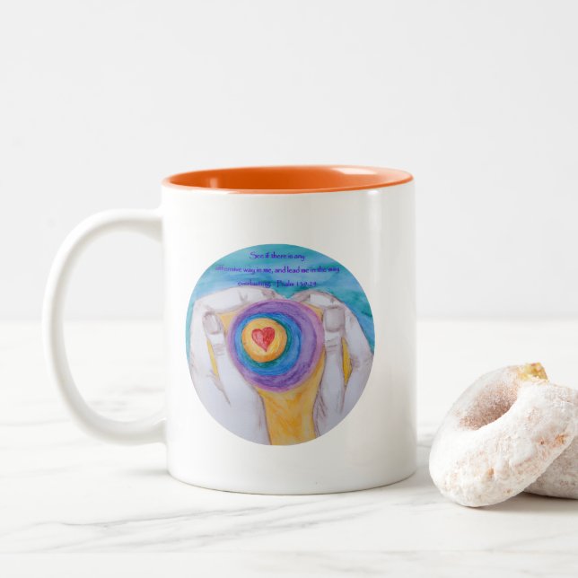 Heart in Hands Cir Ps 139:24, dig signed, titled, Zweifarbige Tasse (Mit Donut)