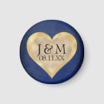 Heart Initials on Navy Blue & Gold Wedding Magnet<br><div class="desc">Dieser benutzerdefinierte Magnet hat Imitate goldenes Folienkreuz über einem glamourösen marineblau-blauen Hintergrund. In der Mitte befinden sich benutzerdefinierte Monogramm-Initialen und ein Beispiel für ein Hochzeitstermin.</div>