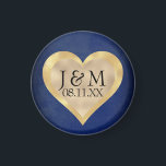 Heart Initials on Navy Blue & Gold Wedding Magnet<br><div class="desc">Dieser benutzerdefinierte Magnet hat Imitate goldenes Folienkreuz über einem glamourösen marineblau-blauen Hintergrund. In der Mitte befinden sich benutzerdefinierte Monogramm-Initialen und ein Beispiel für ein Hochzeitstermin.</div>