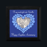 Heart Sapphire Hochzeit blaues Foto Ehefrau Gesche Schmuckschachtel<br><div class="desc">Hübsche Saphir-Grafik-Effekt halten Sake Schmuckstück Geschenkboxen. Ideal,  um Ihre Ehefrau auf einem 45-jährigen Saphirjubiläum oder anderen besonderen Anlässen ein besonderes Geschenk zu schenken. Geschenkboxen lautet: "Zu meiner wunderbaren Ehefrau Isabella. Happy Sapphire Jubiläum kann mit Ihrem Foto und eigenen Namen und Worten angepasst werden. Exklusives Design von Sarah Trett.</div>