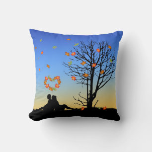 Heart-Shaped Autumn Leaves Couple Kissen