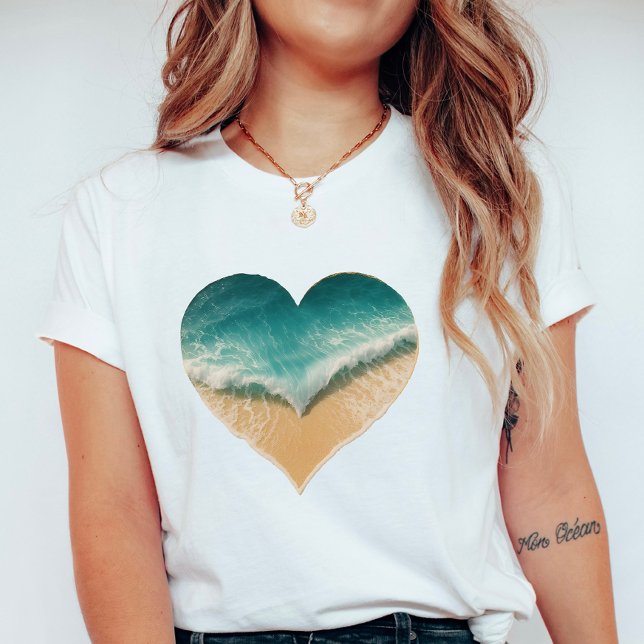 Heart-Shaped Ocean Waves, Romantic Beach Vibes T-Shirt (Von Creator hochgeladen)
